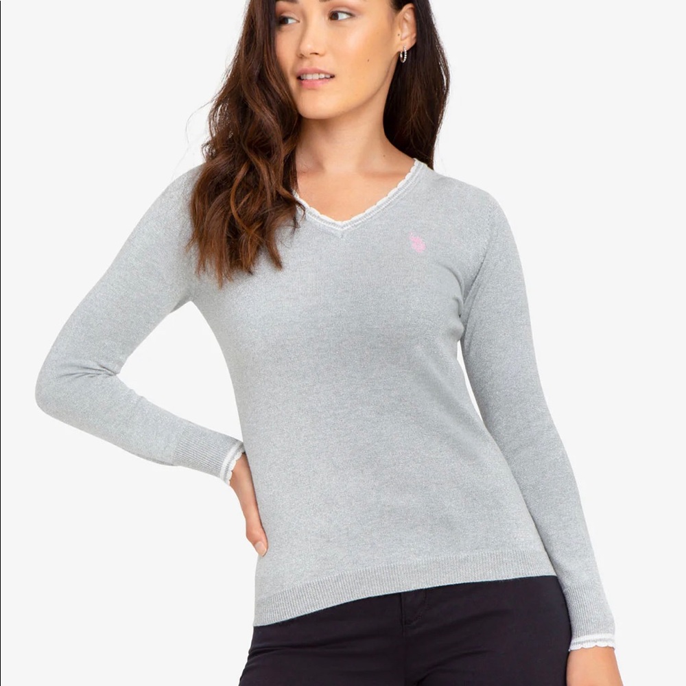 POLO SOLID LUREX V-NECK! This sweater ran small on me, 8/10 condition. Girlie 🎀